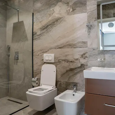Luxury With Jacuzzi Apartment *
